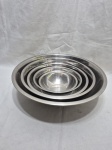 Lote de 5 tigelas redondas, bowls em aço inox. Medindo o maior 35,5cm x 10cm de altura.