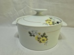 Linda sopeira redonda com 2 alças e tampa em porcelana Renner Medaillon flor amarela e friso ouro. Medindo 21cm x 10cm de altura.