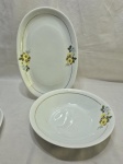 Jogo de 2 travessas em porcelana Renner Medaillon flor amarela e friso ouro, sendo uma oval e uma redonda. Medindo 34cm x 23cm; 24cm x 5,5cm de altura..