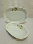 Jogo de 2 travessas ovais em porcelana Renner Medaillon flor amarela e friso ouro. Medindo 23,5cm x 16cm x 4cm de altura; 29,5cm x 20cm.