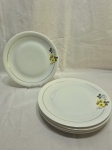Jogo de 5 pratos rasos de mesa em porcelana Renner Medaillon flor amarela e friso ouro. Medindo 25cm de diâmetro.