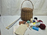 Lote de cesta com diversas linhas e agulhas de tricot. Medindo a cesta 19,5cm x 36cm de altura total.