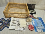 Lote de diversas linhas, acessórios para artesanato, cesta em ratam, etc. Medindo 40cm x 32cm x 13cm de altura.