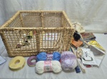 Lote de diversas linhas, acessórios para artesanato, cesta em ratam, etc. Medindo 46cm x 40cm x 26cm de altura.