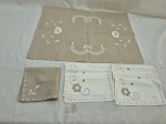Jogo de caminho de mesa e 7 guardanapos em linho com bordados. Medindo 50cm x 35cm. Com marcas de guardado.