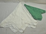 Lote de 2 caminhos de mesa, toalha em crochê.  Medindo o maior 100cm de diâmetro. Com marcas de guardado.