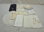 Lote de caminhos de mesa, porta copos, guardanapos, etc. Medindo um deles 40cm x 30cm. Com marcas de guardado.
