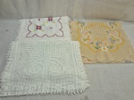 Lote de 3 caminhos de mesa em modelos e tecidos diversos. Medindo o maior 220cm x 43cm. Com marcas de guardado.