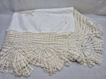 Linda toalha de mesa em linho com bordados. Medindo 200cm x 130cm. Com marcas de guardado.