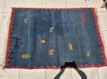 Tapete Persa Gabbeh em lã. Medindo 180cm x 125cm. Peça com marcas de guardado.