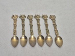 Jogo de 6 colheres de café em metal dourado trabalhado com relevos. Medindo 9,5cm de comprimento.