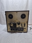 Antigo gravador de fita de rolo da marca Akai, modelo X-5000W. Medindo 34cm x 34cm x 25cm de altura. Não testado, necessita de revisão.