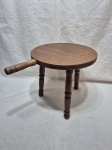 Antigo e raro banco para ordenha em madeira com 3 pés e alça. Medindo 29cm de diâmetro x 40cm com cabo x 28cm de altura.