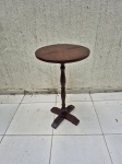 Linda mesinha de canto redonda em madeira. Medindo 40cm x 70cm de altura.