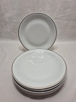 Jogo de 6 pratos de mesa em porcelana Renner Medaillon friso prata. Medindo 25cm de diâmetro.