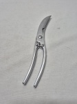 Tesoura para corte de aves em aço inox Mondial. Medindo 24,5cm de comprimento.