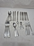 Parte de faqueiro com 31 peças em aço inox Hercules. Composto de 5 garfos de mesa, 5 colheres de sopa, 3 facas de mesa, 4 garfos de sobremesa, 3 colheres de sobremesa, 6 facas de sobremesa, 1 colher de chá e 4 colheres de café.