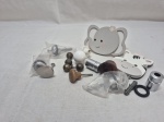 Lote de 12 puxadores em diversos materiais. Medindo o maior 12cm x 7cm.