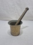 Lindo pilão com pistilo em bronze pesado. Medindo 11cm x 10cm, pistilo 21cm de comprimento.