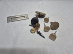 Lote de 9 puxadores diversos em metal. Medindo o maior 10cm x 4cm.
