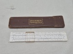 Antiga régua de cálculo da marca Plastograf, com propaganda Engenharia de Fundações s.a. Medindo 15,5cm x 3cm.