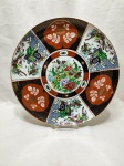 Grande prato decorativo em porcelana oriental Imari, pintado à mão com flores e aves. Medindo 31cm de diâmetro.