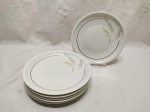 Jogo de 6 pratos de sobremesa em porcelana Real com pintura de folhas e friso ouro. Medindo 19cm de diâmetro.