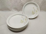 Jogo de 6 pratos fundos de massa, sopa em porcelana Real com pintura de folhas e friso ouro. Medindo 21,5cm de diâmetro.