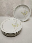 Jogo de 6 pratos rasos de mesa em porcelana Real com pintura de folhas e friso ouro. Medindo 25cm de diâmetro.