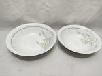 Jogo de 2 travessas redondas fundas em porcelana Real com pintura de folhas e friso ouro. Medindo a maior 24,5cm x 6cm de altura.