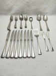 Parte de faqueiro com 44 peças em aço inox Oneida. Composto de 8 garfos de mesa, 8 facas de mesa, 8 garfos de sobremesa, 8 colheres de sobremesa, 8 colheres de sorvete, garfo de servir, colher de açucareiro, par de talher de salada e par de espátulas de pasta.