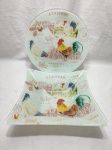 Fruteira quadrada e prato de bolo em vidro com estampa de galo. Medindo a fruteira 27cm x 27cm x 7,5cm de altura.