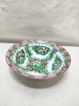 Lindo bowl em porcelana oriental ricamente decorado com flores. Medindo 18cm x 6cm de altura.