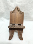 Lindo suporte de livro, bíblia em madeira entalhada. Medindo 12cm de largura x 20cm de altura.