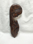 Linda imagem de Nossa Senhora com menino Jesus em madeira ricamente entalhada. Medindo 34cm x 12cm.