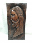 Lindo entalhe retratando Jesus em madeira assinada. Medindo 40cm x 20cm.