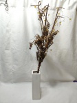 Vaso floreira em porcelana com flores artificiais. Medindo o vaso 7cm x 7cm x 25cm de altura e as flores 73cm de comprimento.