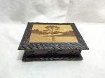 Linda caixa retangular em madeira marchetada com acabamento entalhado. Medindo 23cm x 18cm x 7cm de altura.