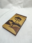 Lindo suporte para bloco de anotações em madeira marchetada "Lembrança de Curitiba". Medindo 15cm x 9cm.