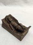 Lindo entalhe de menino Jesus na manjedoura em madeira. Medindo 12,5cm x 6cm x 4,5cm de altura.