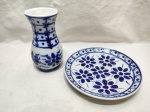 Lindo vaso floreira e prato raso em porcelana Monte Sião azul e branco. Medindo o prato 23cm de diâmetro.