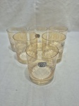 Jogo de 6 copos de whisky em demicristal lapidado com pintura âmbar. Medindo 8cm x 9cm de altura. Alguns com leve desgate.