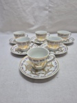 Jogo de 6 xícaras de café em porcelana Schmidt floral com friso ouro. Medindo 6cm x 5cm de altura.