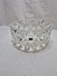 Lindo centro de mesa em grosso cristal ricamente lapidado, selado Da Vinci Crystal, italiano. Medindo 25cm x 12,5cm de altura.