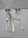Lote de talheres e canecas infantil em prata 90. Medindo o copo 6cm x 6,5cm de altura. Com leve desgaste.
