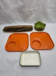 Lote de 3 petisqueiras e 2 pratos com divisórias em acrílico. Medindo o marrom 36cm x 12cm.