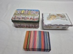Lote de 3 caixas decorativas, sendo em metal, porcelana, resina. Medindo a de metal 13,5cm x 9,5cm x 6cm de altura.