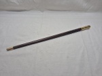 Militaria de alta patente - Bastão de comando de General do Exército Brasileiro, haste em madeira escura e ponteira em latão dourado, com brasão e estrela solta. Medindo 50cm de comprimento.