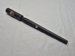 Antigo Bastão de comando, haste em madeira escura (possivelmente jacarandá), possui um brasão em metal (não identificado). Medindo 37cm de comprimento.