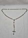 Lindo terço com contas em cristal, crucifixo em prata de lei com pequeno detalhe em ouro. Medindo 60cm de comprimento.